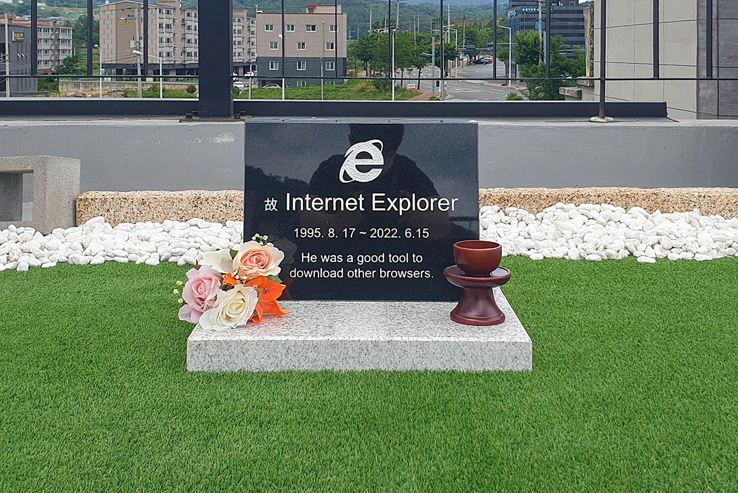 "مقبرة" إنترنت إكسبلورر على سطح مقهى في كوريا الجنوبية