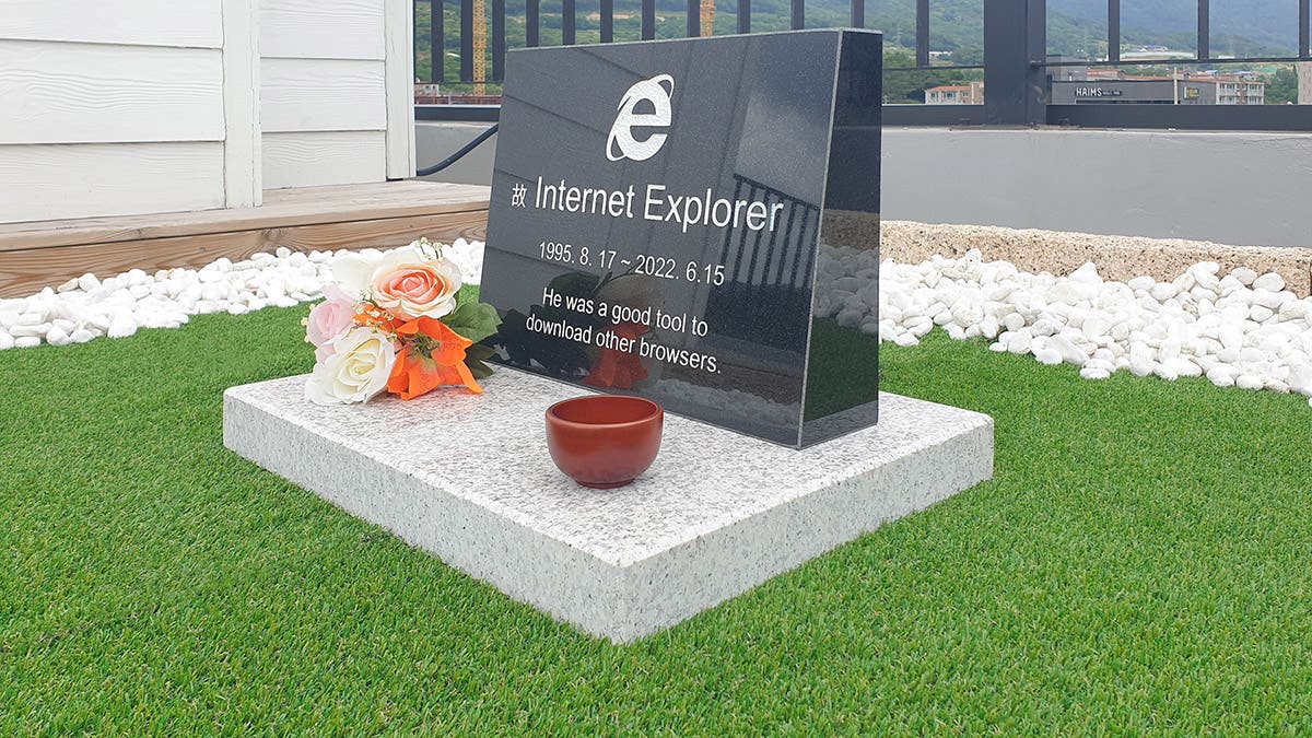 "مقبرة" إنترنت إكسبلورر على سطح مقهى في كوريا الجنوبية