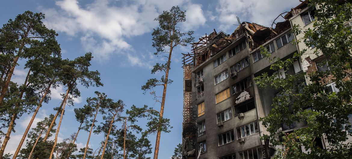 مبنى مدمر في إيربين، أوكرانيا.