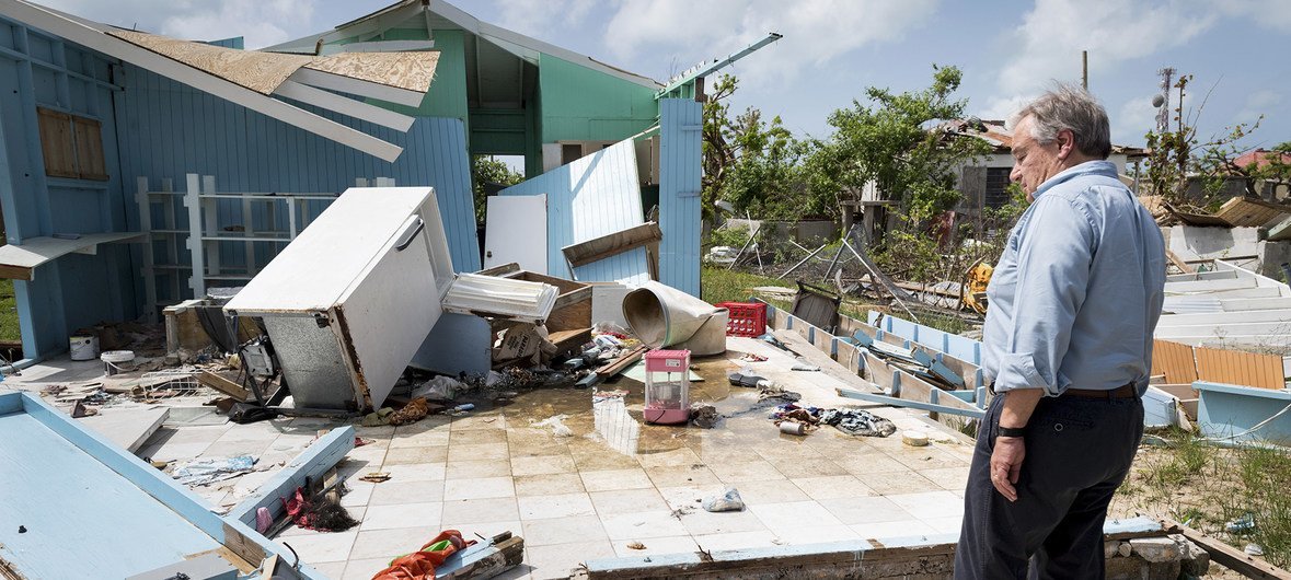 الأمين العام أنطونيو غوتيريش يعاين الدمار في بربودا الناجم عن إعصارين من الفئة 5 اجتاحا منطقة البحر الكاريبي في سبتمبر 2017.