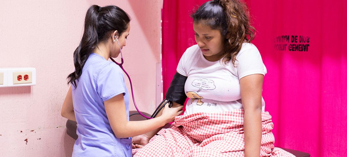 في غواتيمالا، ممرضة تراقب وضع فتاة تبلغ من العمر 16 عامًا دخلت مرحلة المخاض.
