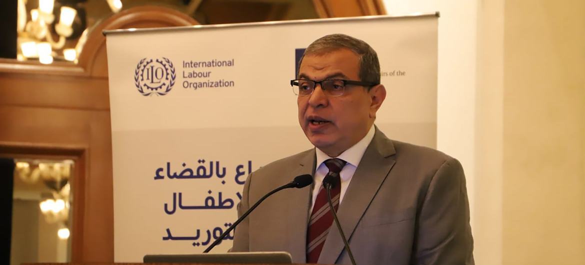 وزير القوى العاملة في مصر،  محمد سعفان، يتحدث في احتفالية بمناسبة اليوم العالمي لمكافحة عمالة الأطفال، في مصر. 