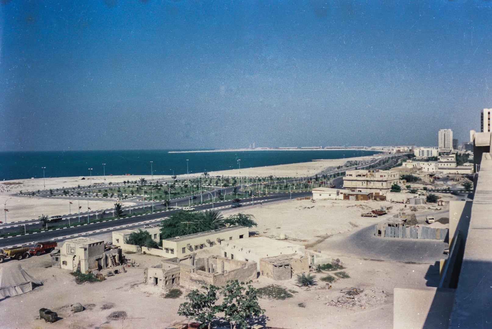 يصعب على الجيل الجديد استيعابها.. ألق نظرة على صور وثقها يمني في أبوظبي خلال الثمانينات