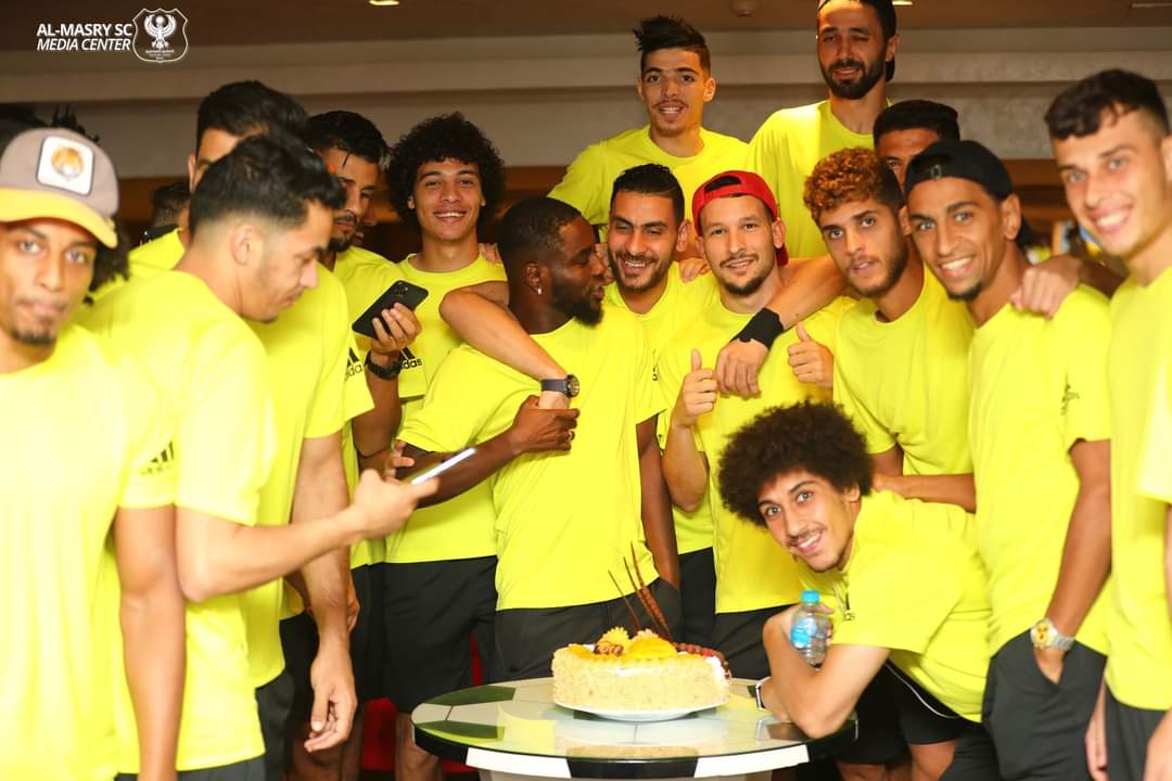 لاعبو المصري يحتفلون بعيد ميلاد ثنائي المنتخب في معسكر الإسكندرية (1)