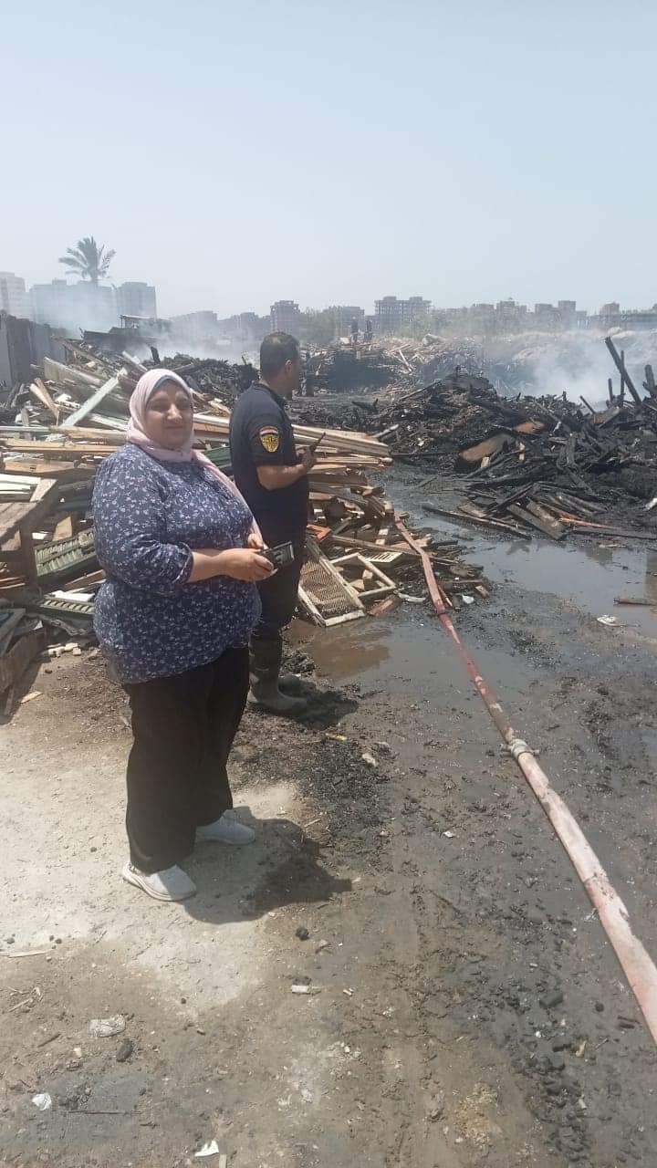 جانب من حريق اخشاب في القباري بالإسكندرية