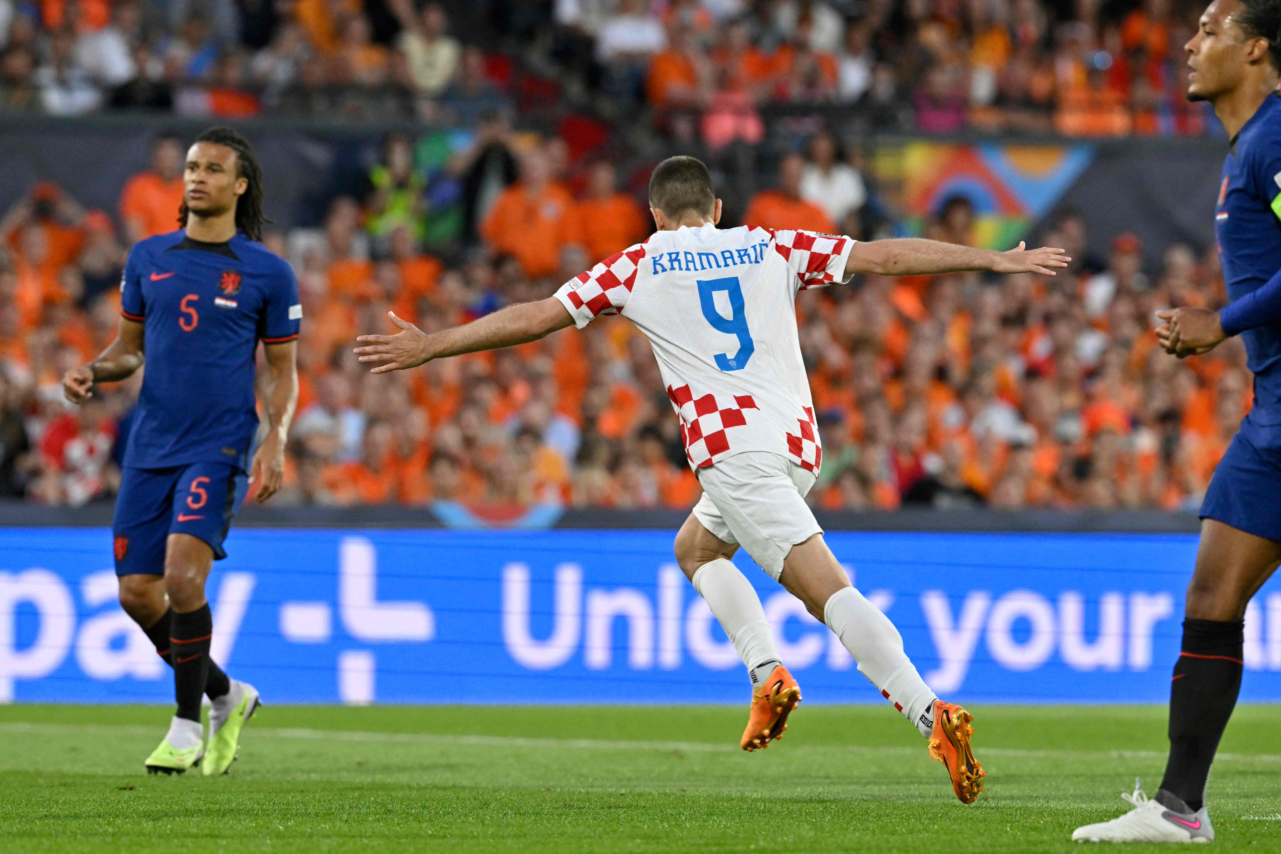 هولندا ضد كرواتيا (10)