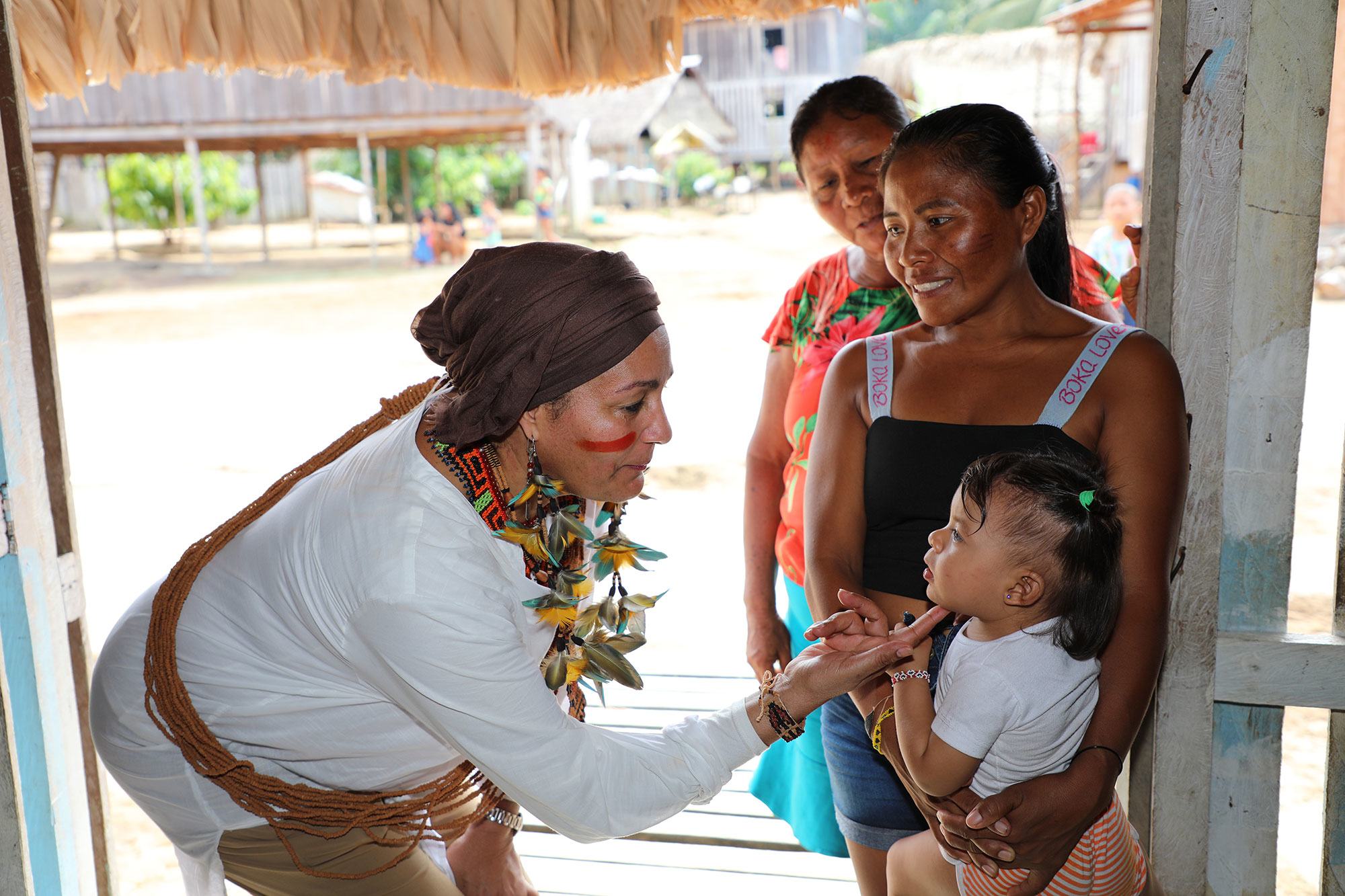 نائبة الأمين العام للأمم المتحدة، أمينة محمد أثناء لقائها بعائلة من سكان مابويرا الأصليين في منطقة الأمازون البرازيلية