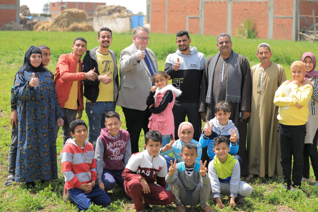 السيد إريك أوشلان، مدير مكتب منظمة العمل الدولية في مصر مع صغار مزارعي ومنتجي الألبان.