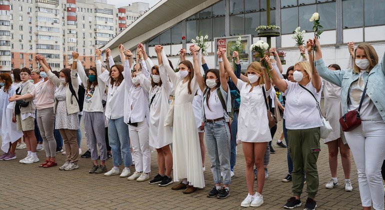 نساء تتشابك أيديهن في احتجاجات عقب الانتخابات في بيلاروس.