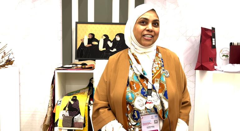 من دولة الكويت شاركت الفنانة سهيلة العطية في المعرض العربي للأسر المنتجة.