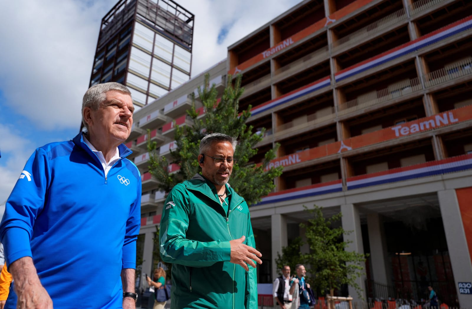توماس باخ رئيس اللجنة الأولمبية الدولية يزور القرية الأولمبية