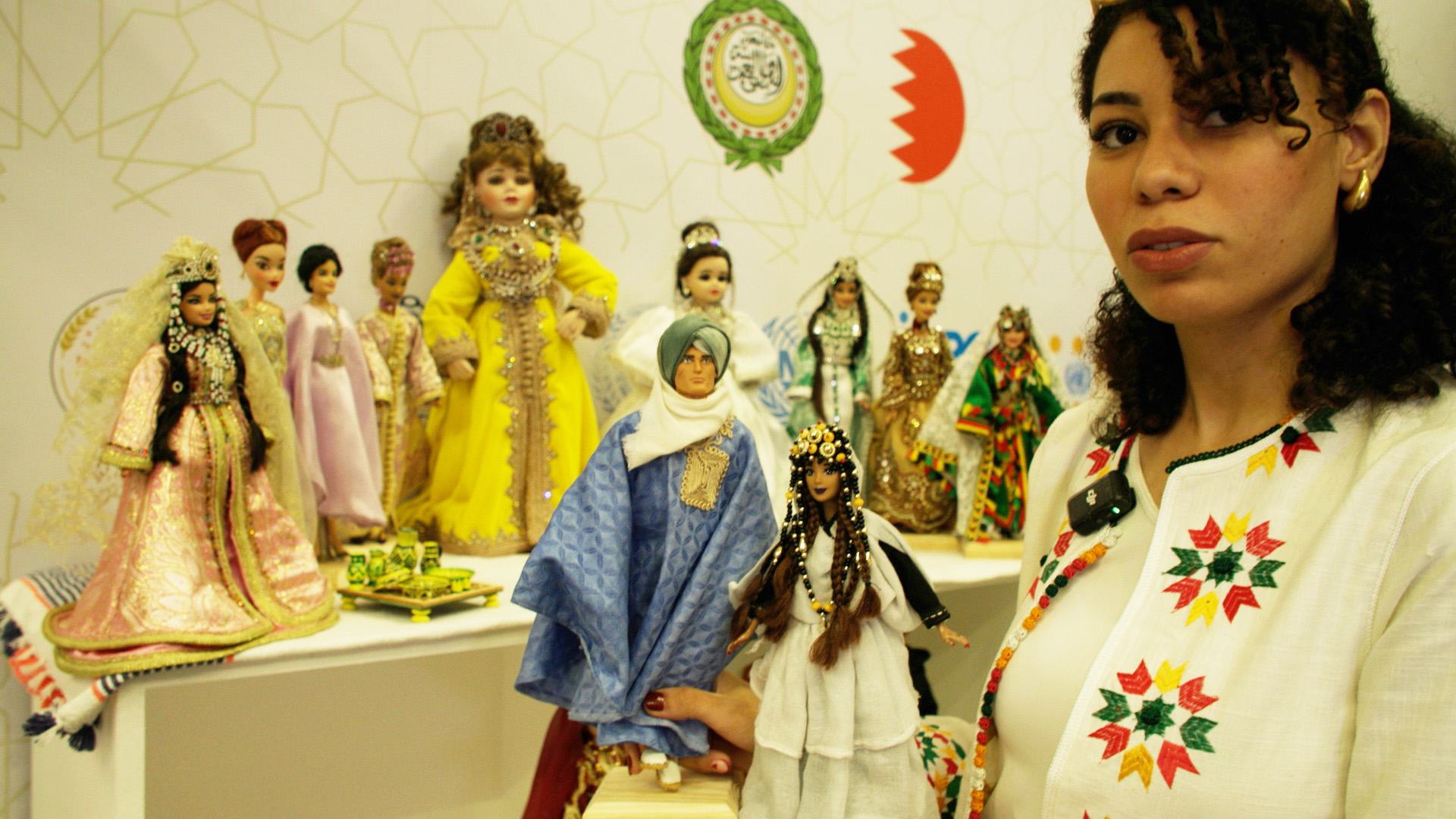 فاطمة الزهراء شابة من المغرب صاحبة مشروع "يطو" المتخصص في صناعة الدمى باللباس المغربي التقليدي.