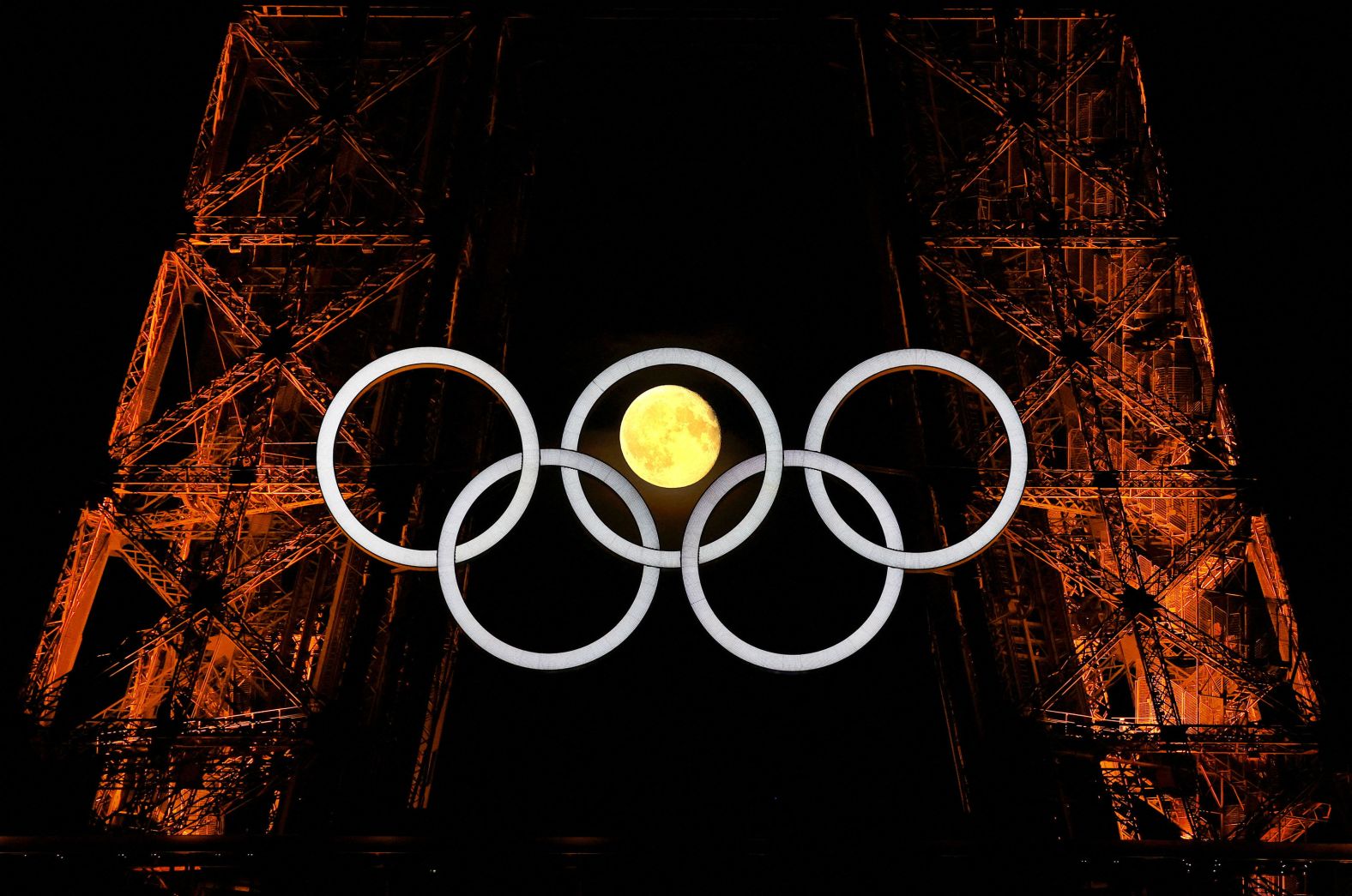 القمر يتوسط شعار الأولمبياد