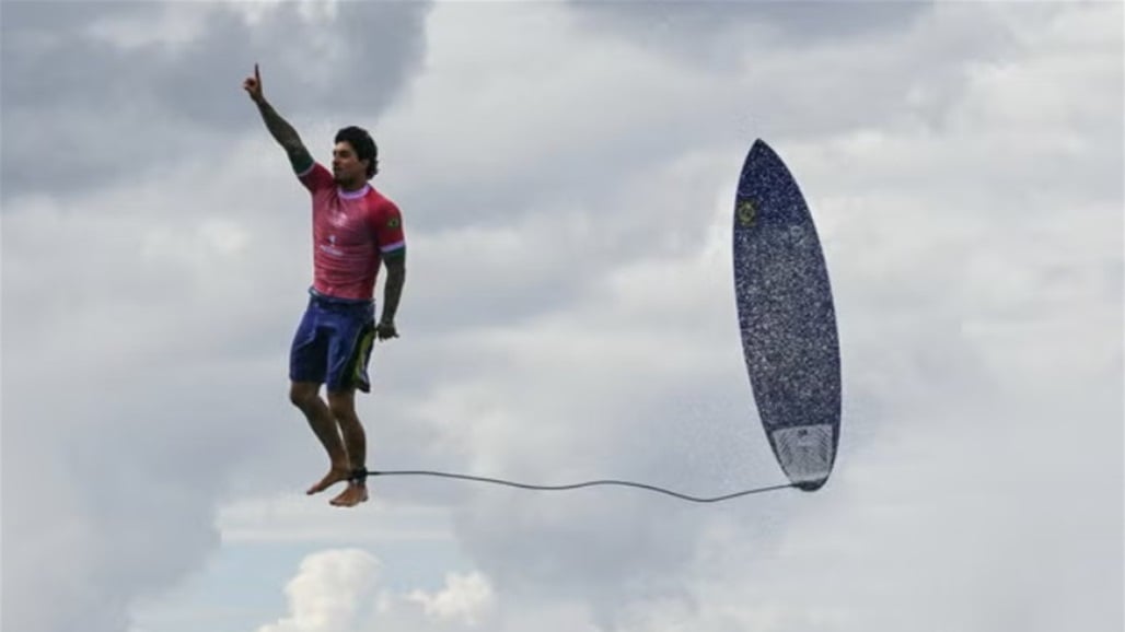 &quot;سحرٌ من نوع ما&quot; في اولمبياد باريس.. راكب أمواج يقف في الهواء!