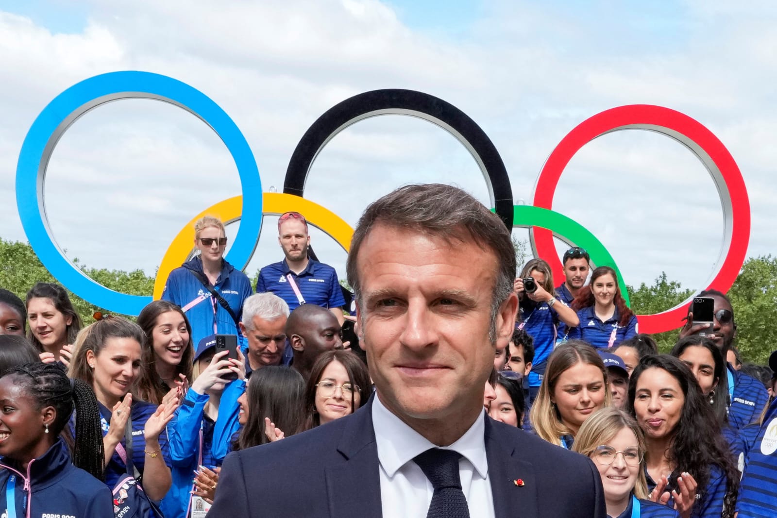 ماكرون الرئيس الفرنسي في زيارة للقرية الأولمبية قبل إنطلاق أولمبياد باريس