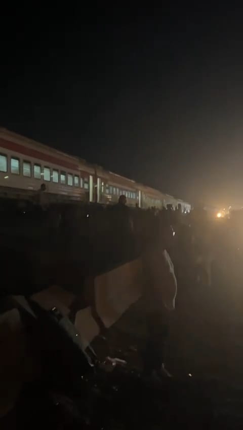 أول صور لحادث تصادم قطار بسيارة نقل بمقطورة بالمنوفية (3)