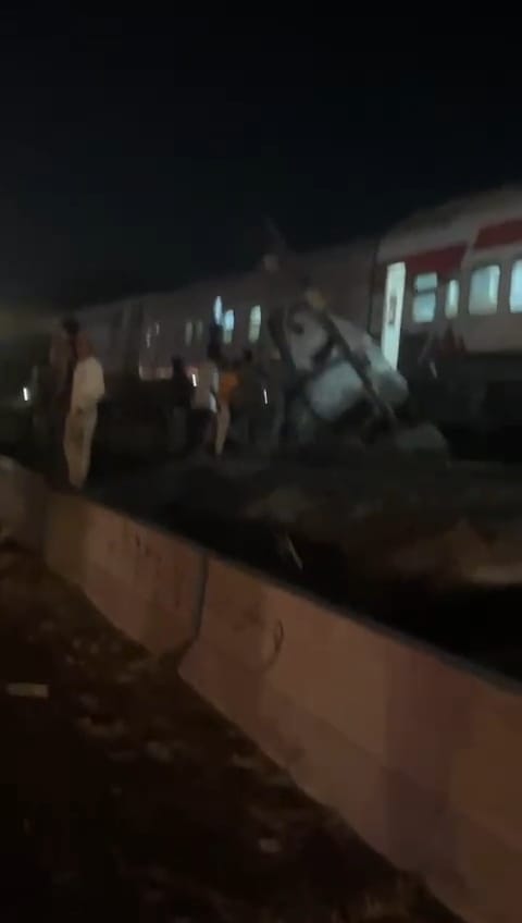 أول صور لحادث تصادم قطار بسيارة نقل بمقطورة بالمنوفية (1)